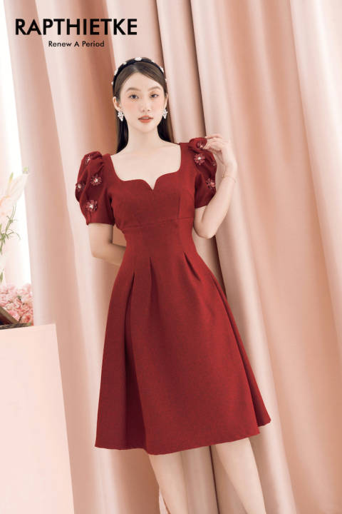 RẬP – Đầm Đỏ Tay Phồng Nhun Vai Cổ Tim Hoa Cài Eo – JANIE 05