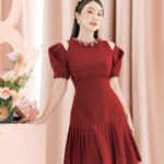 RẬP – Đầm Đỏ Tay Xoắn Cổ Tròn Đính Hoa Tùng Xếp Ly – JANIE 14