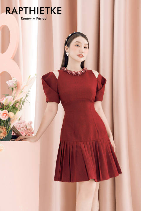 RẬP – Đầm Đỏ Tay Xoắn Cổ Tròn Đính Hoa Tùng Xếp Ly – JANIE 14