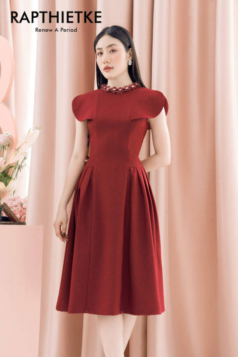 RẬP – Đầm Đỏ Xòe Tay Cánh Lỡ Đính Hoa Cổ – JANIE 09
