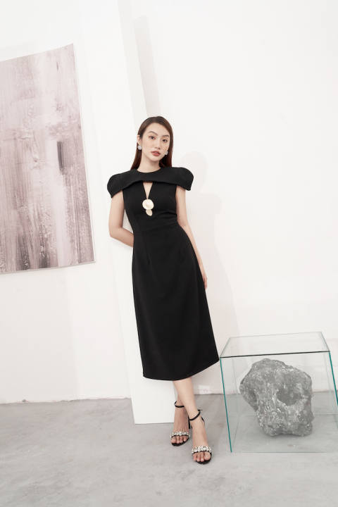 RẬP – Đầm Đen Cổ Tròn Xẻ Đô Ngang Thân Suông – LUCIE 01