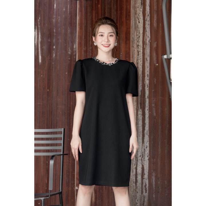 RẬP – Đầm Đen Tay Phồng Đính Đá Trên Cổ – TITI 04