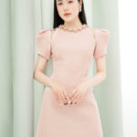 RẬP – Đầm Hồng Cổ Tròn Đính Hoa Tay Khoét Vai – PRETTY 03