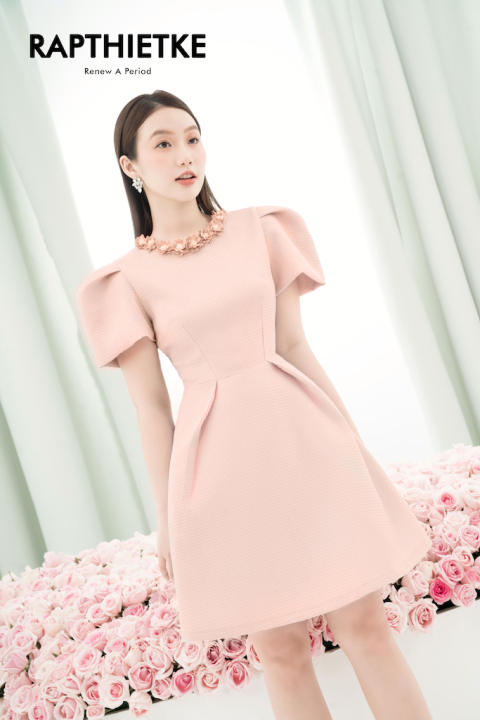 RẬP – Đầm Hồng Cổ Tròn Đính Hoa Tay Xếp Ly Tùng Xòe – PRETTY 04