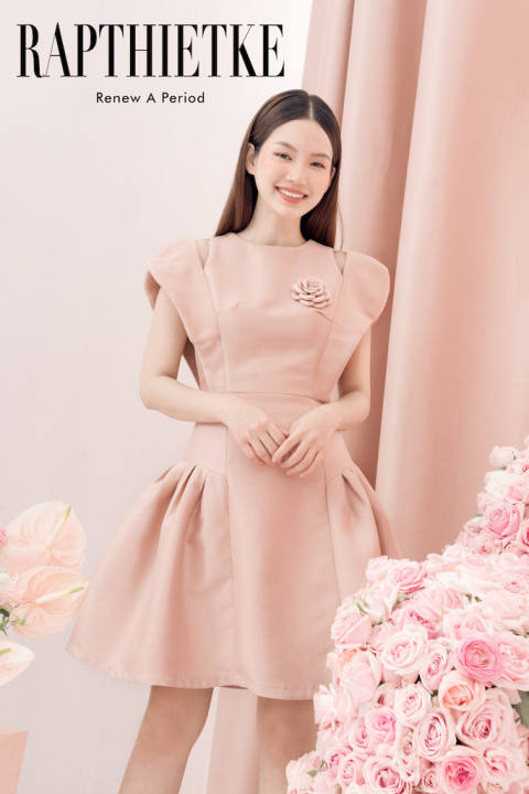 RẬP – Đầm Hở Vai Cổ Tròn Cài Hoa Tùng Xòe – ANNI 02