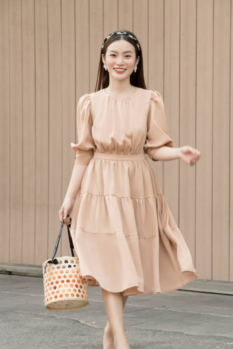 RẬP – Đầm Kem Cổ Tròn Tay Lửng Tùng Ba Tầng – GRACE 03 KEM