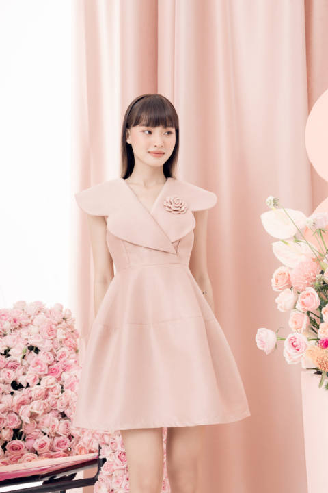 RẬP – Đầm Không Tay Cổ V Đắp Chéo Cài Hoa – ANNI 08
