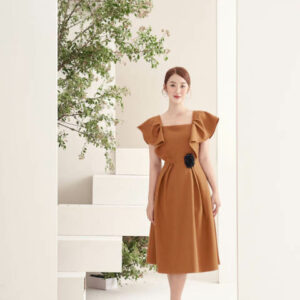 RẬP - Đầm Nâu Cổ Vuông Tay Bèo Tùng Xếp Ly Cài Hoa - NEW 05 NÂU