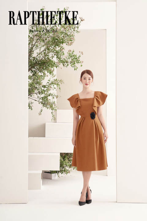 RẬP – Đầm Nâu Cổ Vuông Tay Bèo Tùng Xếp Ly Cài Hoa – NEW 05 NÂU