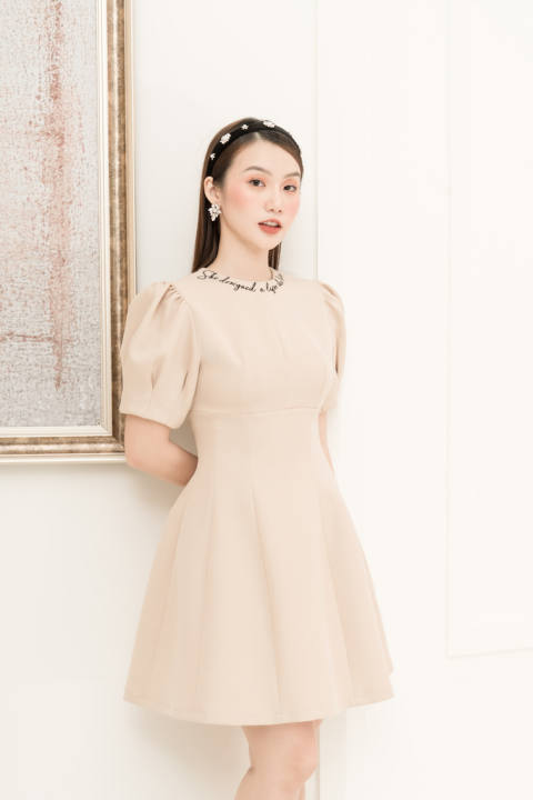 RẬP – Đầm Nâu Tay Nhún Cổ Tròn Thêu Thân Xòe – BEIGE 01