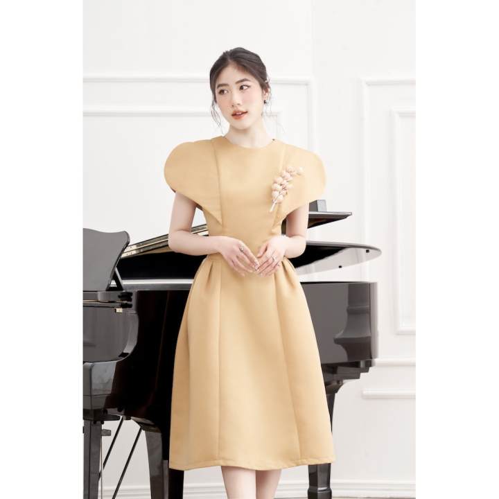 RẬP – Đầm Nâu Xòe Tay Cánh Bướm Có Cài Hoa – BROWN 02