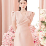 RẬP – Đầm Tay Ngắn Thân Chéo Nhún Cổ V Cài Hoa – ANNI 11