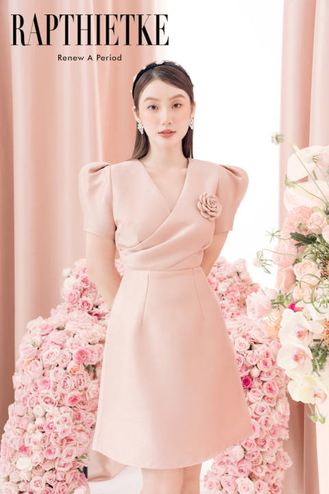 RẬP – Đầm Tay Ngắn Thân Chéo Nhún Cổ V Cài Hoa – ANNI 11