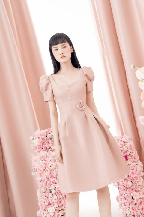 RẬP – Đầm Tay Phồng Nhun Vai Cổ Tim Hoa Cài Eo – ANNI 05