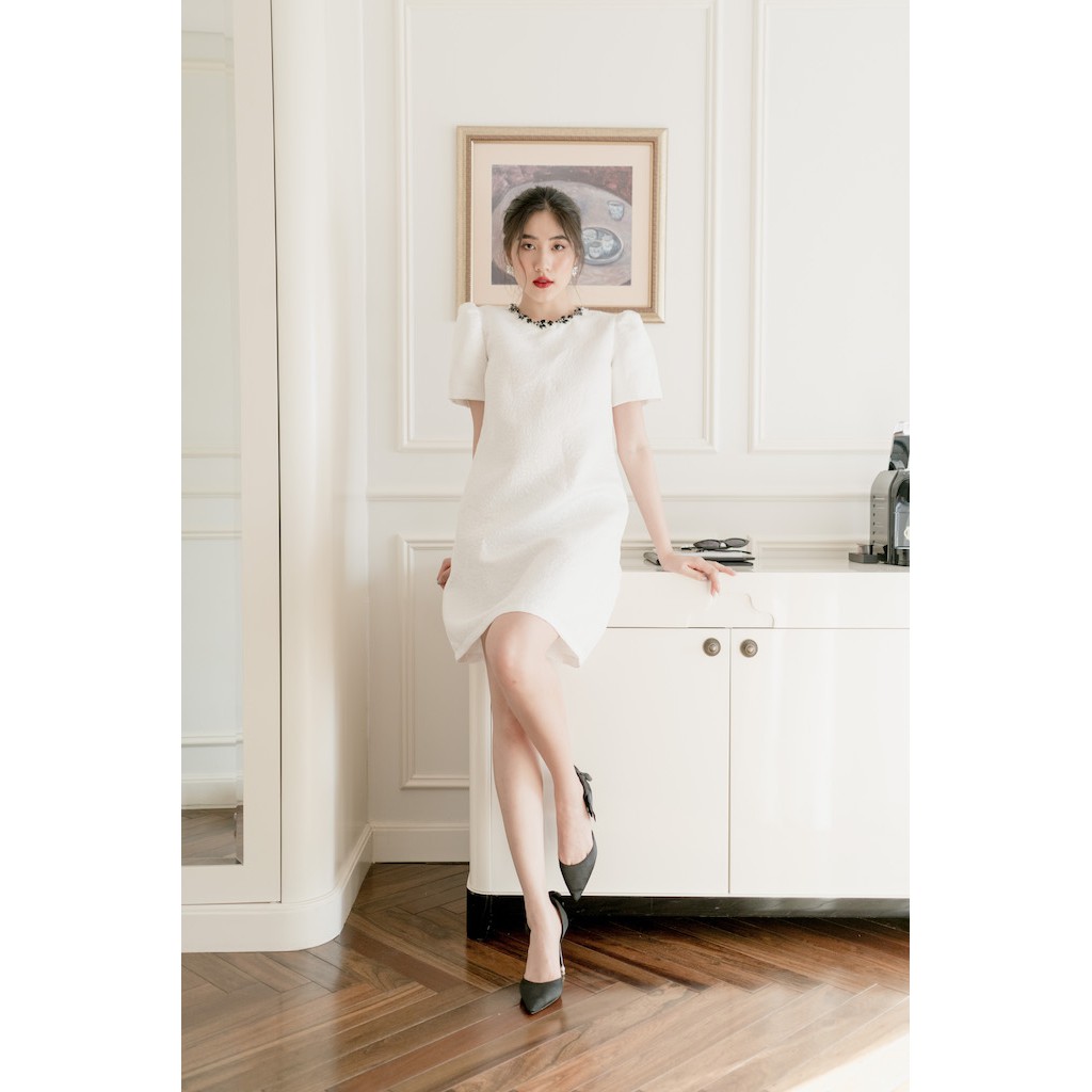 RẬP – Đầm Trắng Hoa Tay Phồng Đính Đá Cổ – TITI 04 HOA