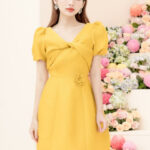 RẬP – Đầm Vàng Cổ Chéo Tùng Xòe Cài Hoa Eo – MINTY 09