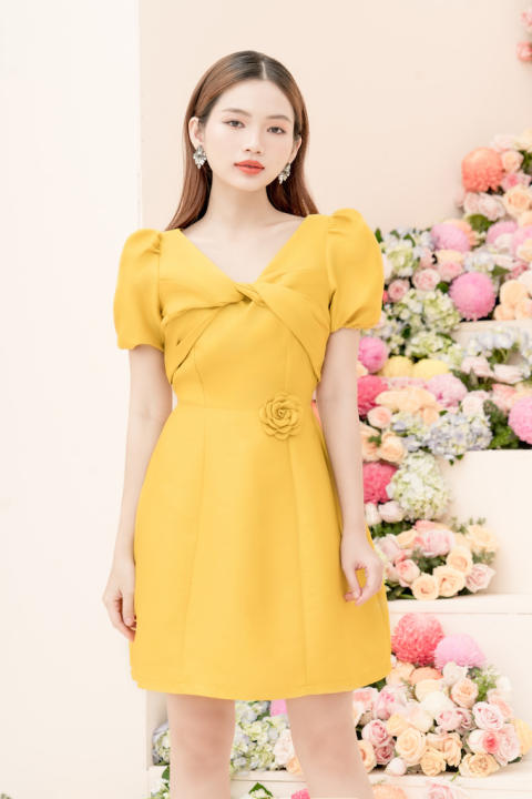 RẬP – Đầm Vàng Cổ Chéo Tùng Xòe Cài Hoa Eo – MINTY 09