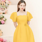 RẬP – Đầm Vàng Tay Lỡ Tùng Xòe Eo Cài Hoa – MINTY 07
