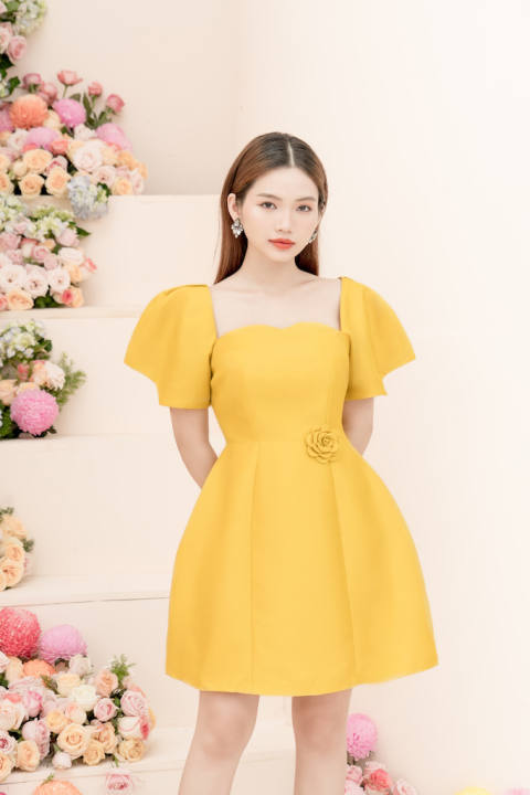 RẬP – Đầm Vàng Tay Lỡ Tùng Xòe Eo Cài Hoa – MINTY 07