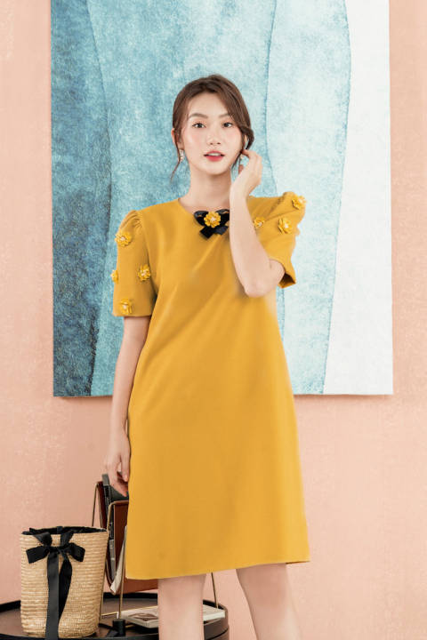 RẬP – Đầm Vàng Tay Phồng Nơ Cổ Có Đính Hoa – TWINS 04 VÀNG