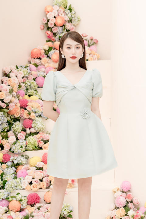 RẬP – Đầm Xanh Cổ Chéo Tùng Xòe Cài Hoa Eo – MINTY 09