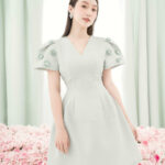 RẬP – Đầm Xanh Cổ V Tay Xếp Đính Hoa Tùng Xòe – PRETTY 01
