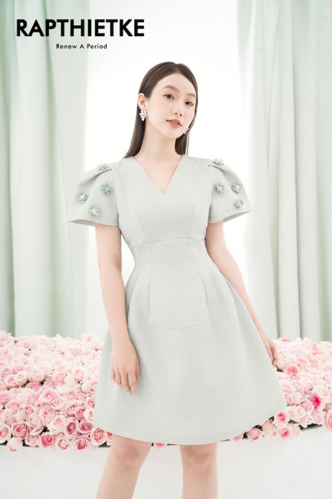 RẬP – Đầm Xanh Cổ V Tay Xếp Đính Hoa Tùng Xòe – PRETTY 01