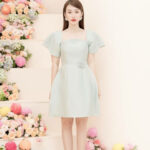RẬP – Đầm Xanh Tay Lỡ Tùng Xòe Eo Cài Hoa – MINTY 07