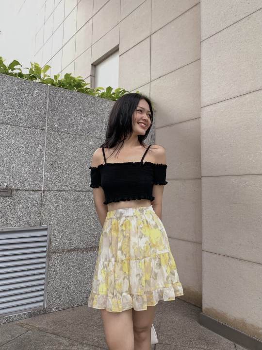 Set áo croptop smocking và váy voan vàng in hoa chất liệu Polyester thương hiệu CQA BOUTIQUE CQA0071
