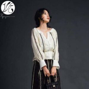 Áo kiểu dáng peplum gài nút vải ren phối sọc ren đen dài tay bo chun tay và eo_Nguyen.atelier