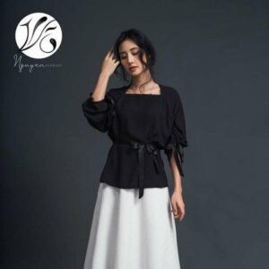 Áo kiểu đen cổ ngang tay rút dưới phối ruy băng thắt nơ kèm dây ruy băng cột eo-Nguyen.atelier