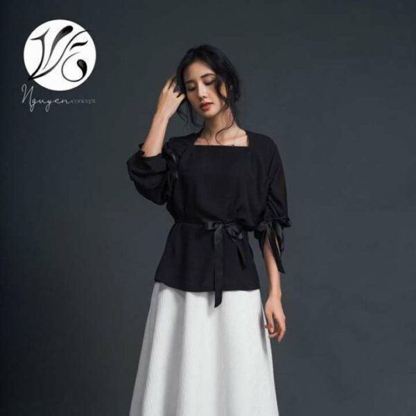 Áo kiểu đen cổ ngang tay rút dưới phối ruy băng thắt nơ kèm dây ruy băng cột eo-Nguyen.atelier