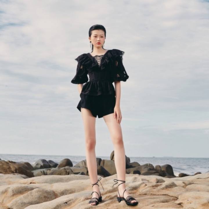 JUBIN STUDIO I Áo tay ren bồng bềnh xẻ lưng năng động (Ruth Top)