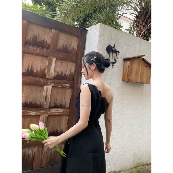 COCO SIN - Đầm Tapta Đen Lệch Vai Đính Nút Hoa - Hình ảnh 4