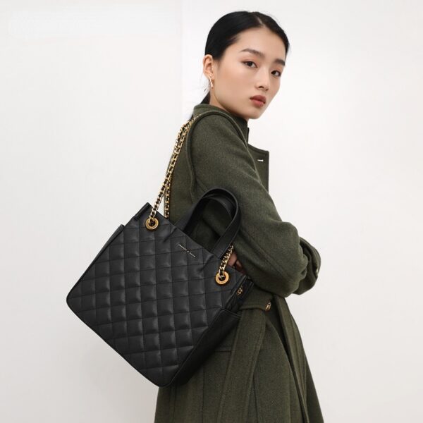 Charles and KEITH CK2-307813941 Túi Xách Đính Kim Cương Lớn Cho Nữ